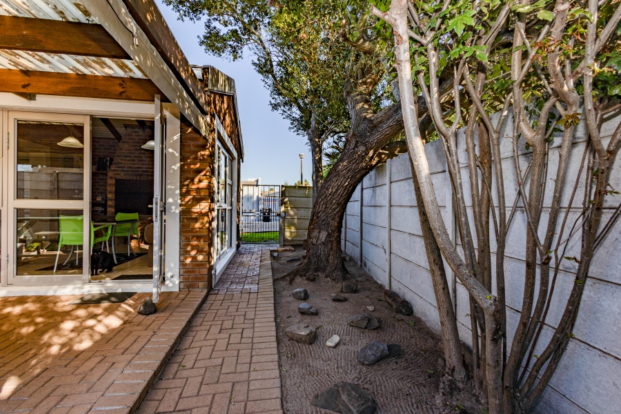 2 Bedroom Property for Sale in Oakglen Western Cape
